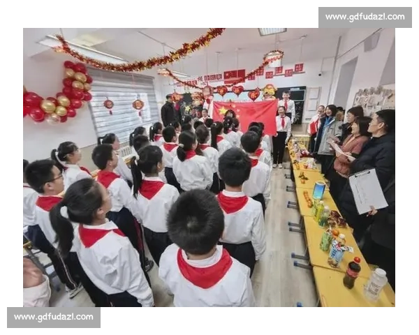 国歌奏响时，他们用身体为孩子撑起晴空