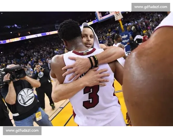 库里与波杰姆斯基 WNBA 赛场温情互动：师徒对话点燃跨界篮球热情